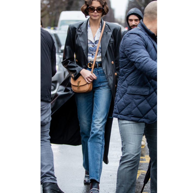 اطلالة KAIA GERBER ببنطلون جينز شبابي مع المعطف الجلدي الطويل باللون الاسود