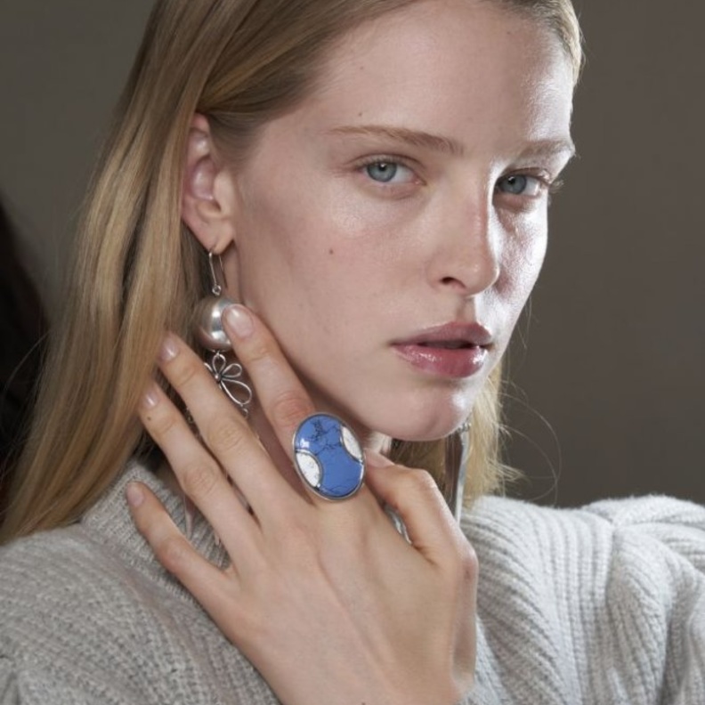 الوان طلاء اظافر سوداء جريئة من Mugler