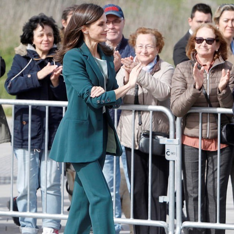 إختارت بدلة مؤلفة من بلايزر طويلة وسروال باللون الأخضر الزمردي