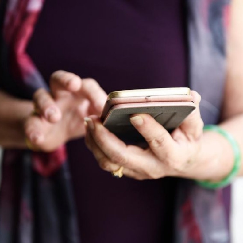 لينكدإن LinkedIn تختبر ميزة القصص