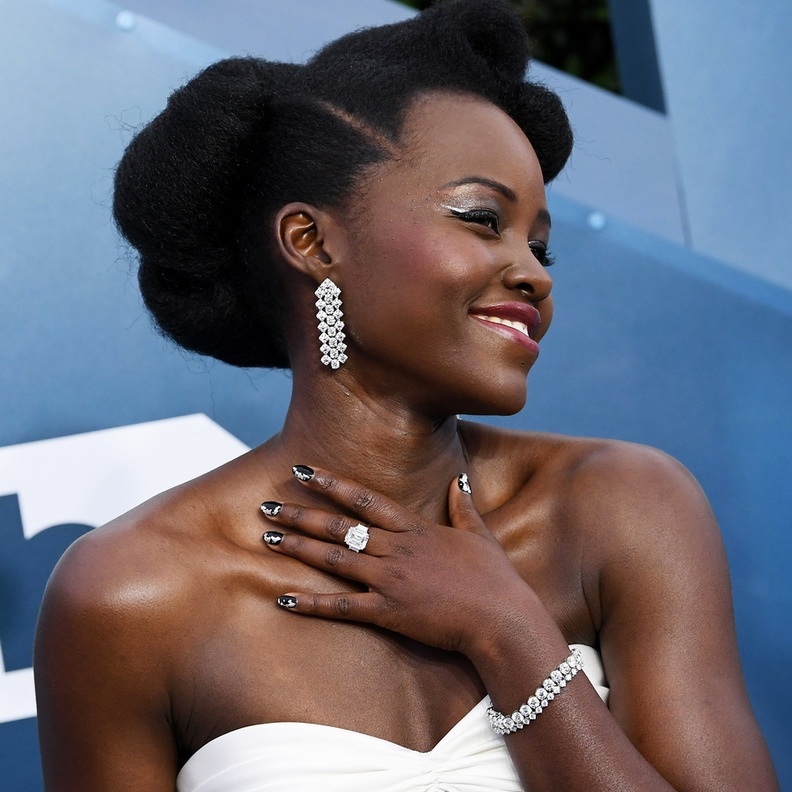 لوبيتا نيونغو ترتدي أقراط أحجار كريمة من بولغاري Bulgari 