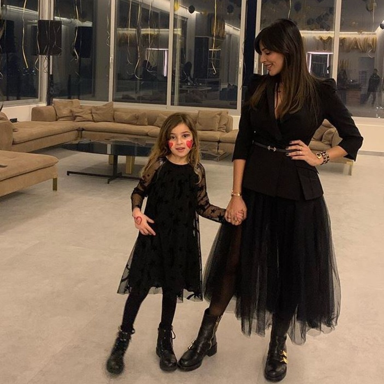 اطلالة أنيقة لجيني اسبر وابنها