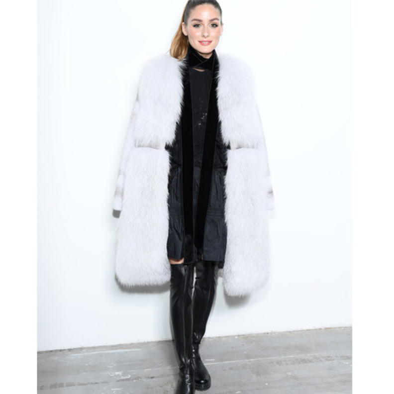 اطلالة Katie Holmes بفستان شبابي منقط وطويل في عرض Chloe