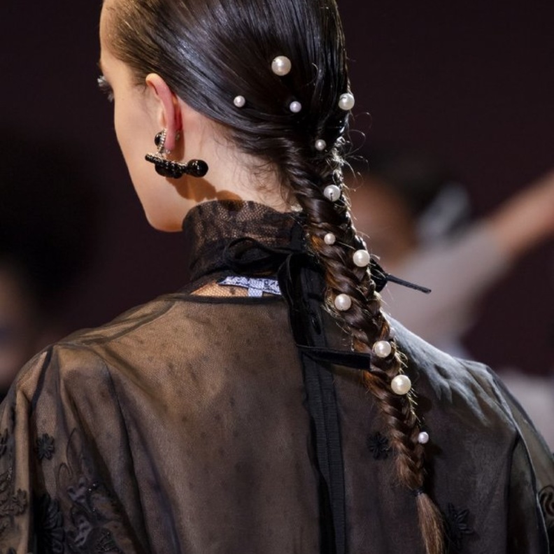 تسريحات شعر الضفائر المنخفضة مع ذيل الحصان لربيع 2020