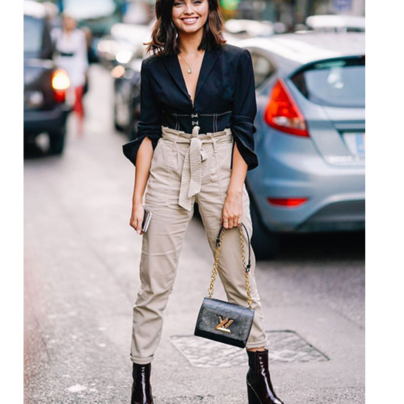 اختاري البنطلون البيج لتكملي اطلالتك احادية اللون