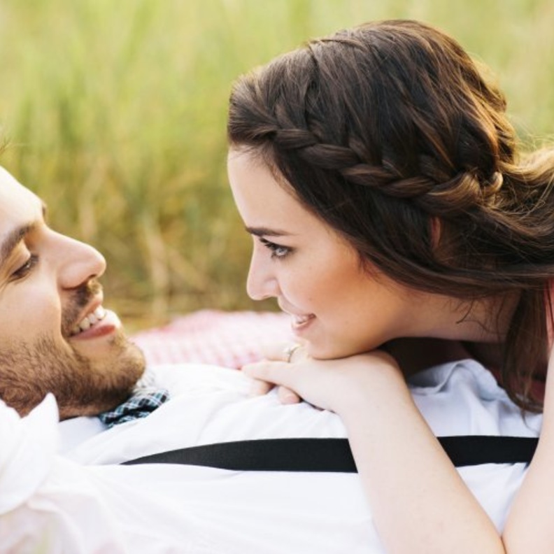 كيف تتأكد المرأة من عشق زوجها لها
