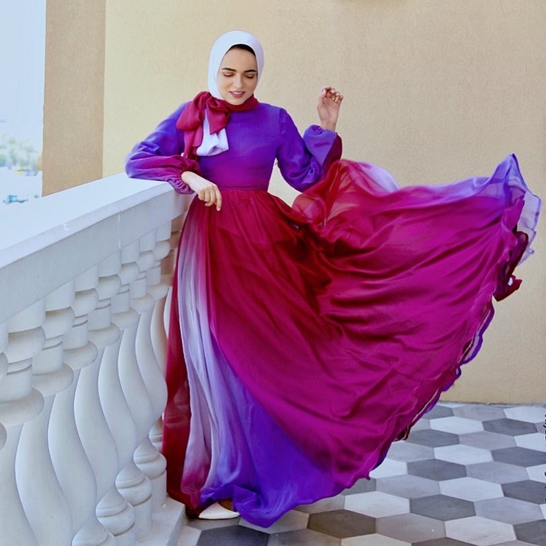  فستان بألوان متدرجة على طريقة سحر فؤاد