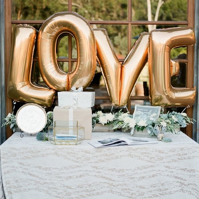 البالونات من الطرق المميزة لزينة طاولات حفلات الزفاف