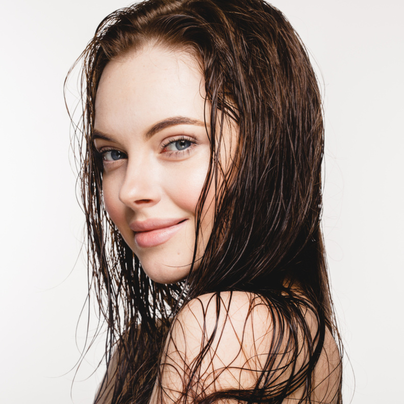 دلكي شعرك بزيت الزيتون لإنبات الشعر وتكثيفه