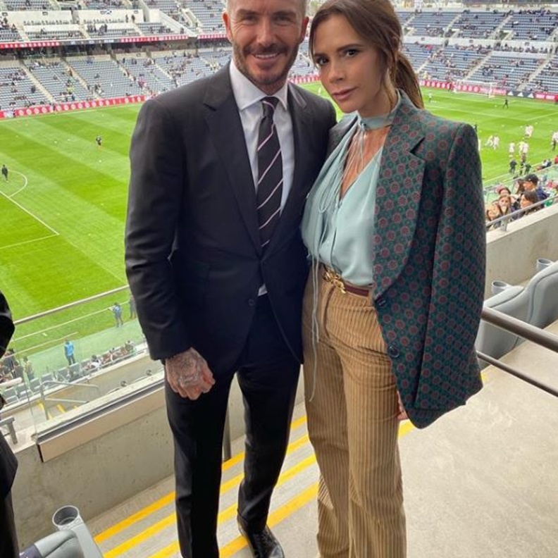 نسّقت مع البلايزر قميص أخضر يبلغ ثمنه £542