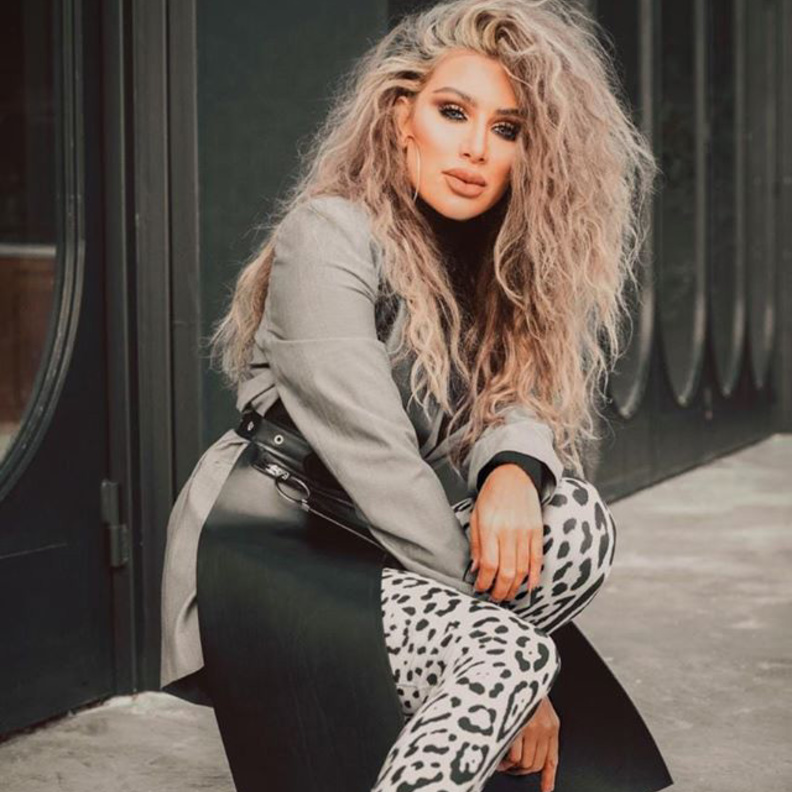 جزمة عالية معرقة اختارتها مايا دياب