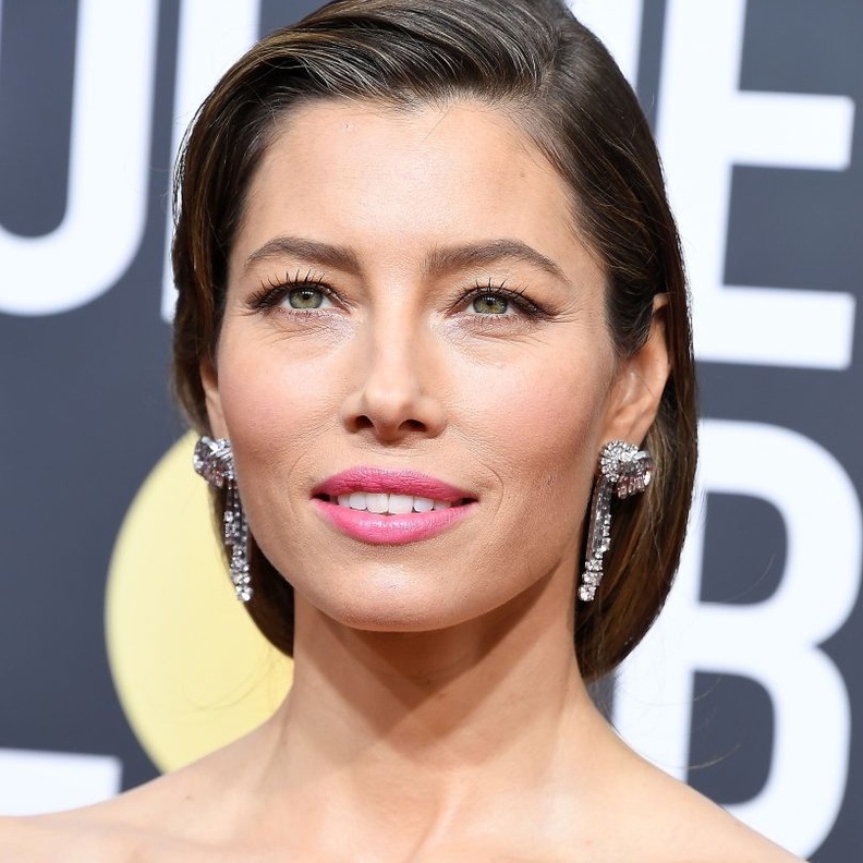 أنوثة جيسيكا بيل بأقراط من بولغاري Bulgari