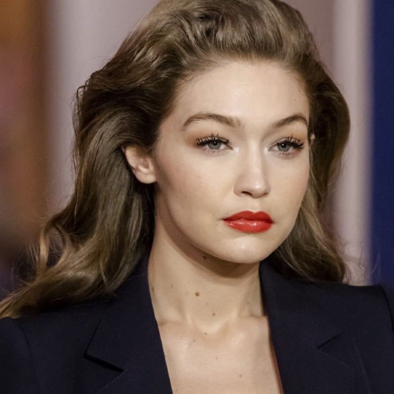 احمر شفاه مرجانية لماعة مع البشرة الطبيعية في عرض Lanvin