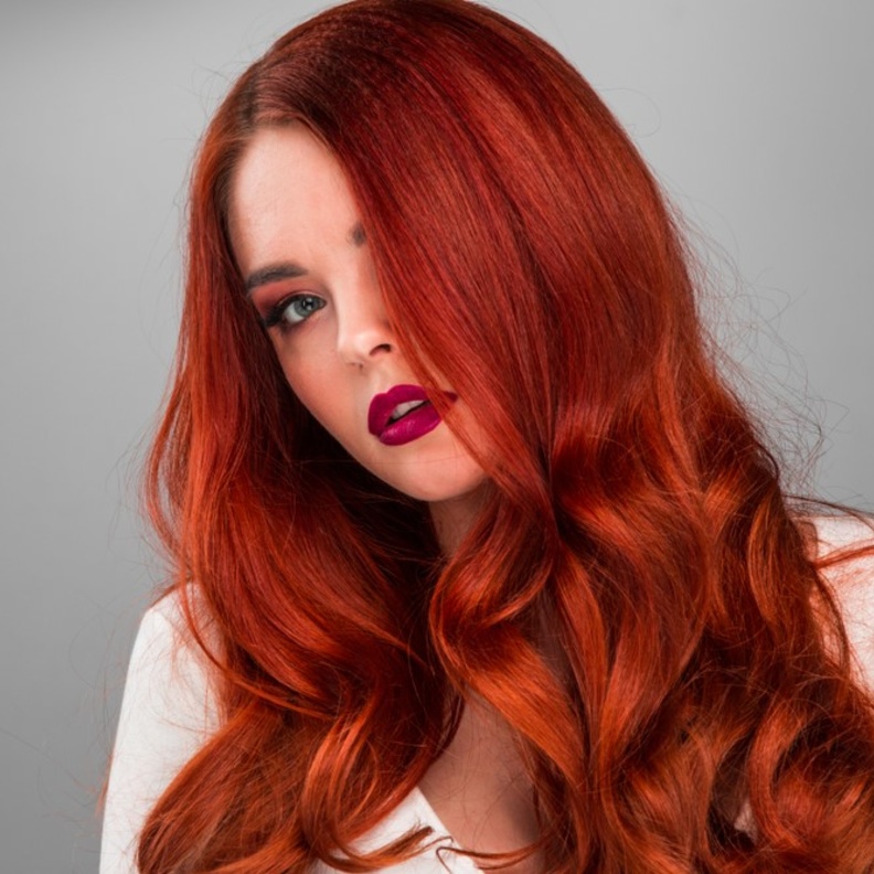 تسريحات أنيقة تناسب الشعر الأحمر