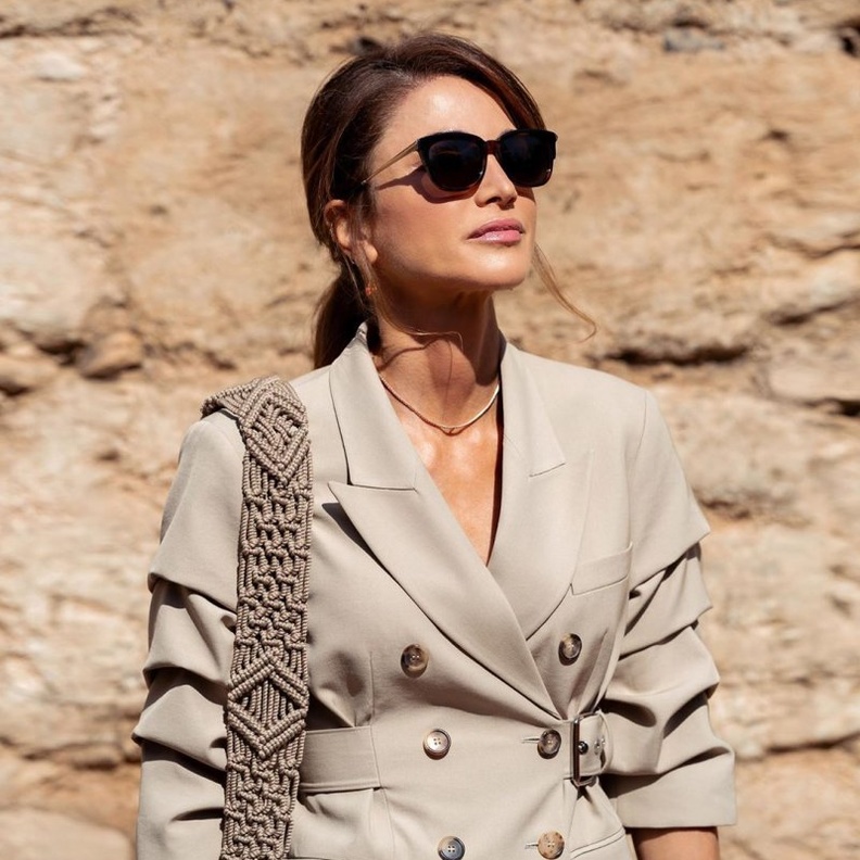  تألقت الملكة رانيا ببدلة عصرية باللون البيج من مجموعة Michael Kors.jpg