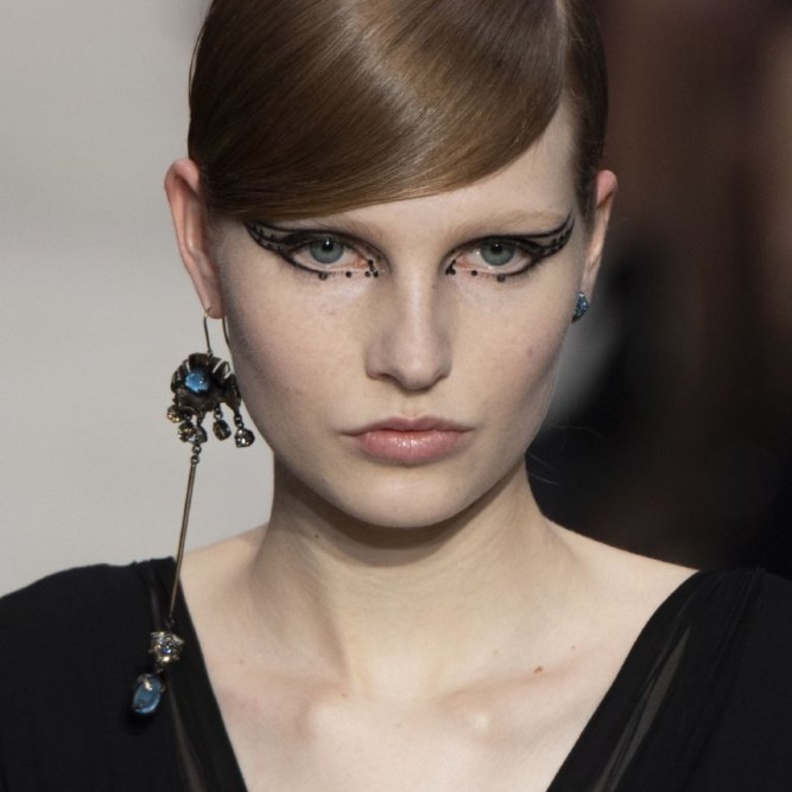 رسمات ايلاينر هندسية مجنحة من دار Valentino