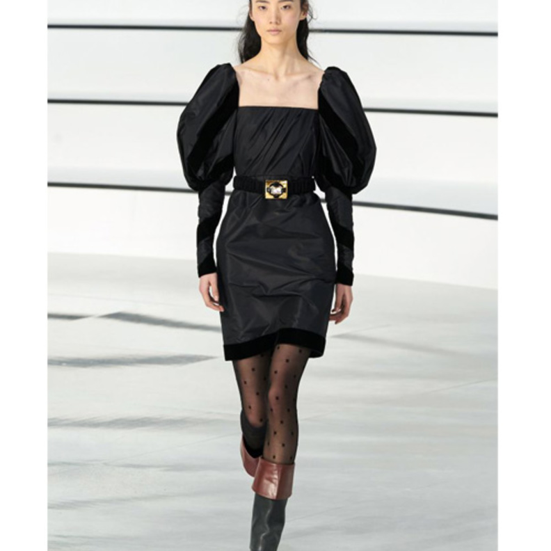 توب بأكمام منفوخة من Andrew Gn