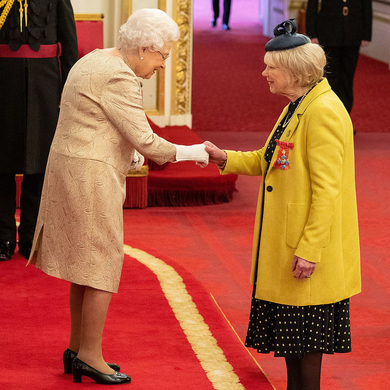 ملكة بريطانيا تظهر بقفازات أثناء مصافحتها لأفراد الجمهور بالتزامن مع انتشار فيروس كورونا