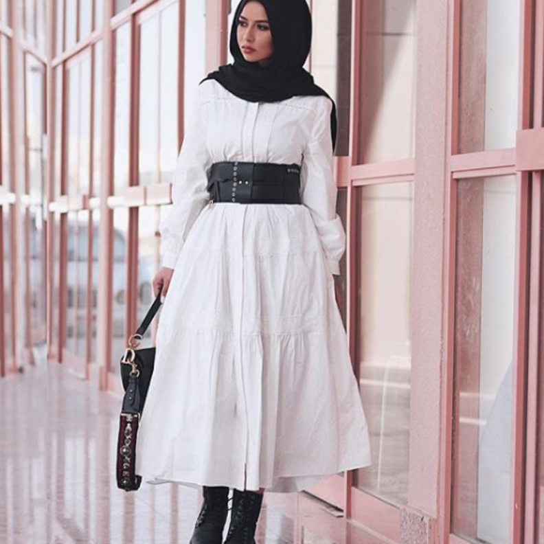  سهى في لوك كاجوال في فستان أبيض ماكسي