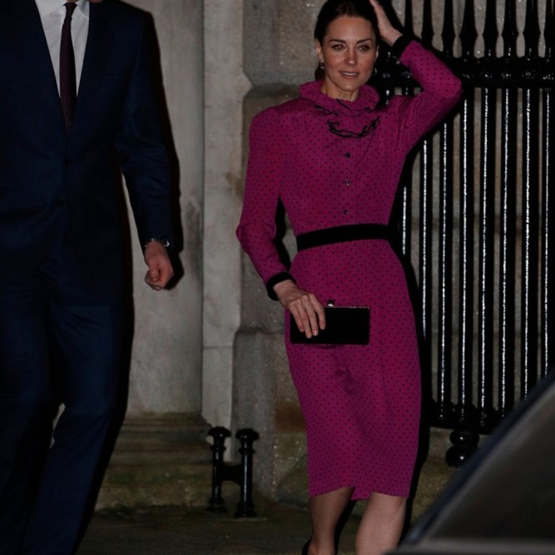  تميّز الفستان بالياقة المؤلفة من الكشاكش ونقشة البولكا دوت