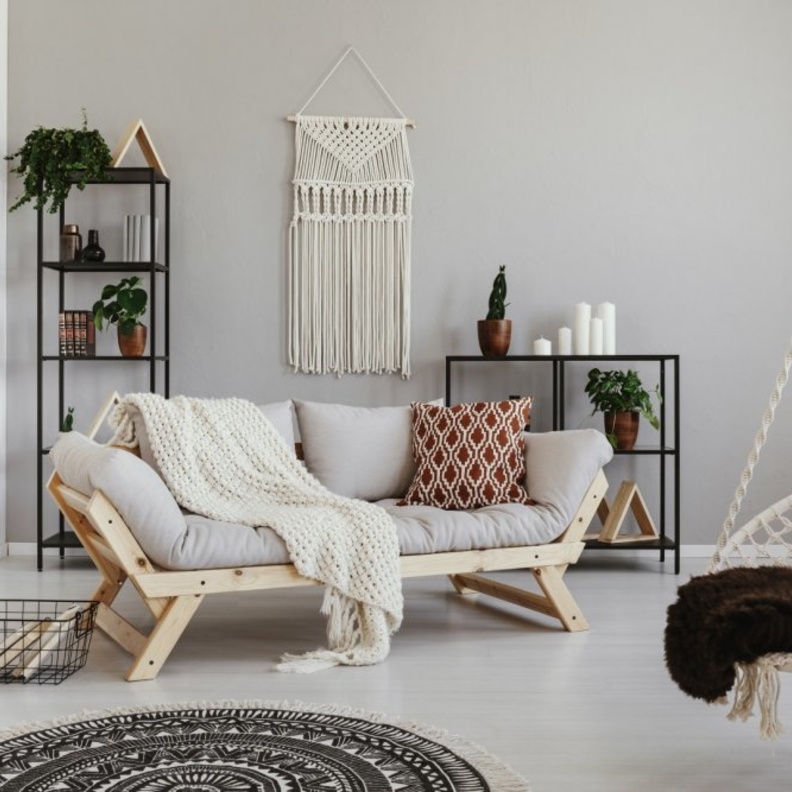 اكسسوارات باللون البيج لديكورات غرفة معيشة مودرن