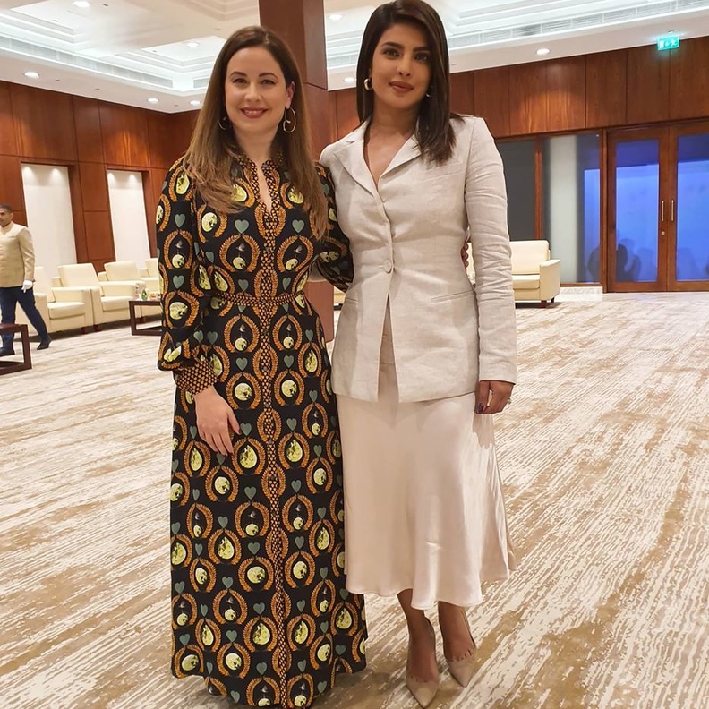 النجمة بريانكا شوبرا بموضة اللون البيج الفاخر الذي اختارته مع البلايزر المستقيمة التي تتخطى حدود الخصر