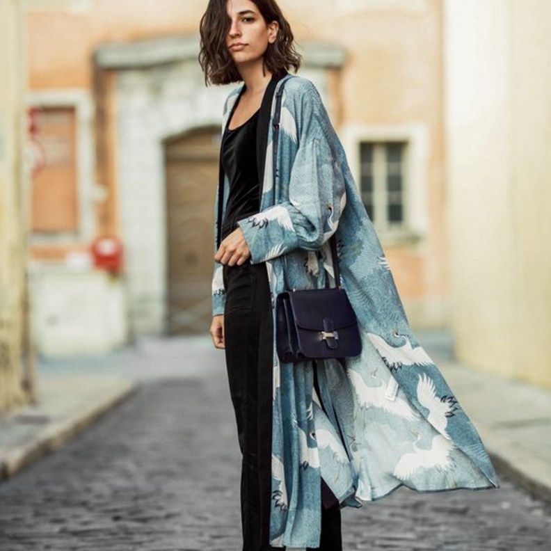 استوحي اطلالاتك بالكارديجان الحريري المطبع بستايل راقي وأنيق