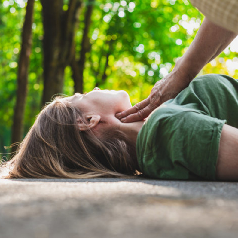 تحسس النبض والضغط من الإسعافات الأولية للتسمم بالادوية