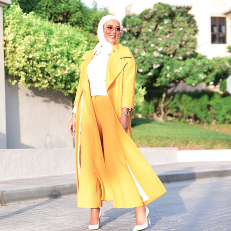 اختارت مرمر معطف بلون البيج مع نقشة الكارو بستايل جذاب وملفت