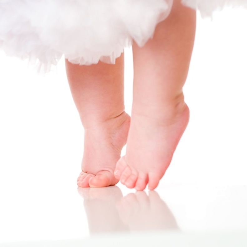 اسباب مشي الاطفال على اطراف الاصابع