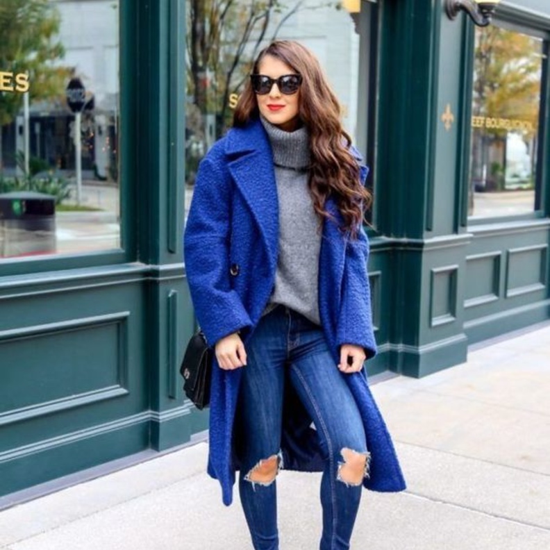 الجينز الممزق مع المعطف النيلي والتوب الرمادي الصوفي