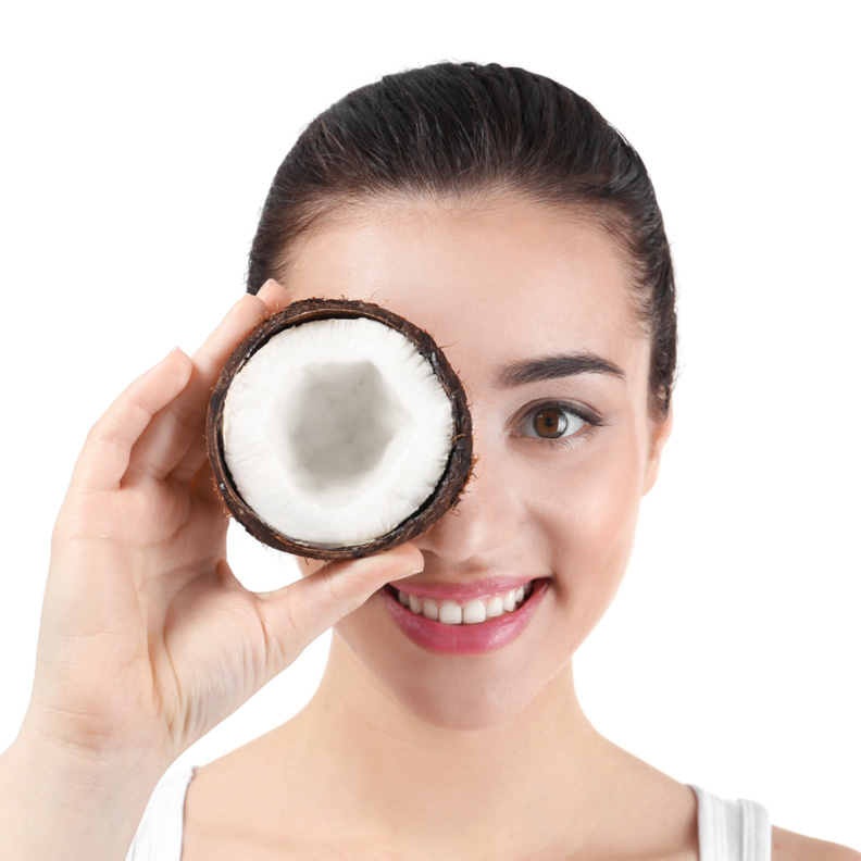 استخدمي زيت جوز الهند لاضافة الرطوبة والليونة على بشرتك