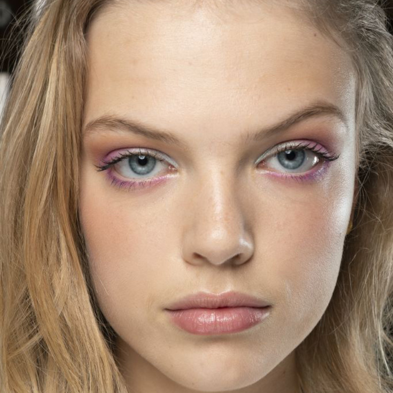 رسمات مكياج مات بالظلال الصفراء من Anna Sui