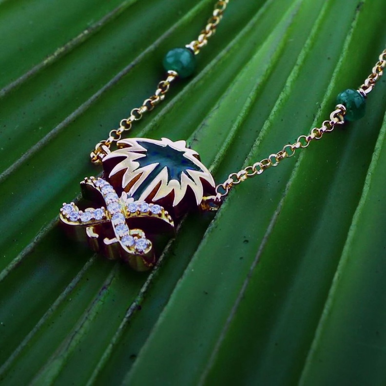 سلسال ذهب تصميم شعار سيفين ونخلة من Fabula Jewels