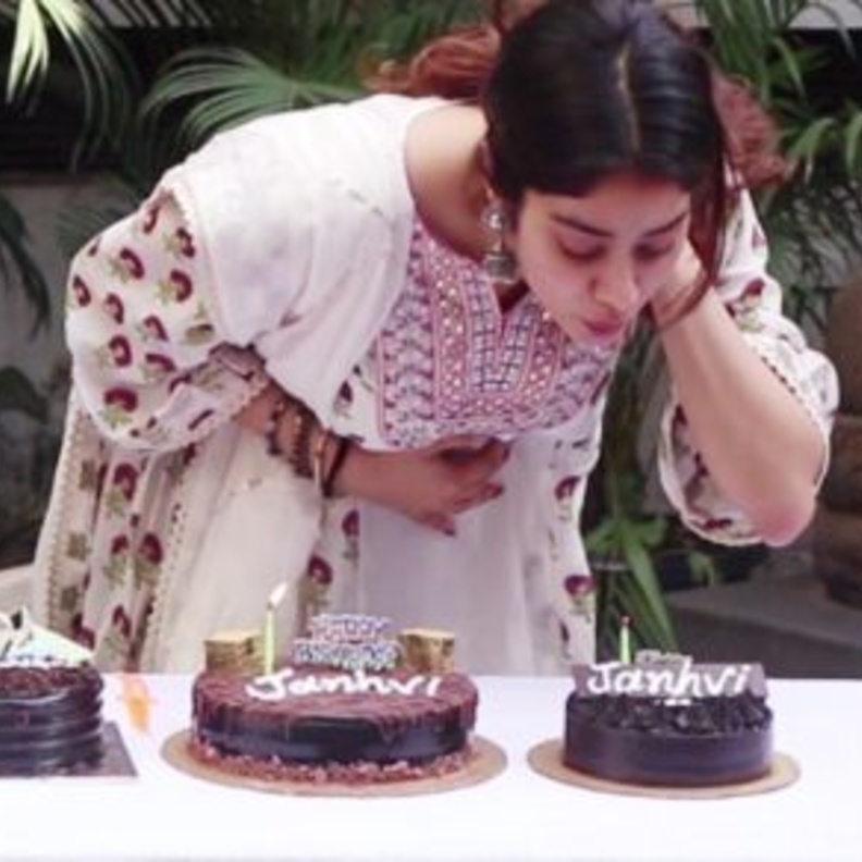 جاهانفي كابور تحتفل بعيد ميلادها