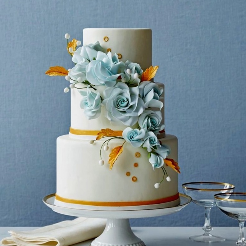 كيك ملكي مزين بورود الزرقاء