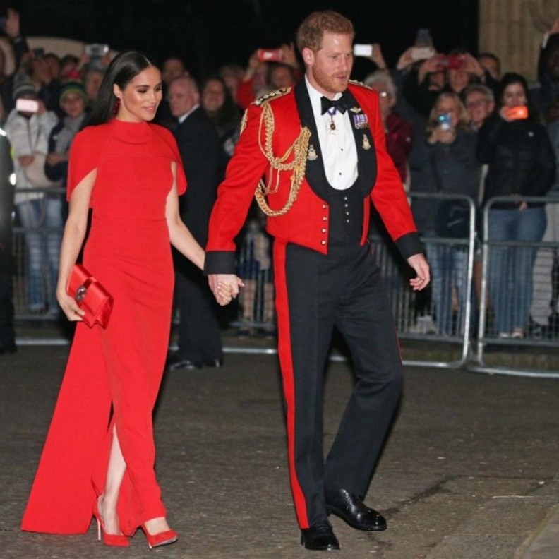 قصّته الضيقة التي أنسدلت بإنسيابية لتناسب قوامها الرشيق