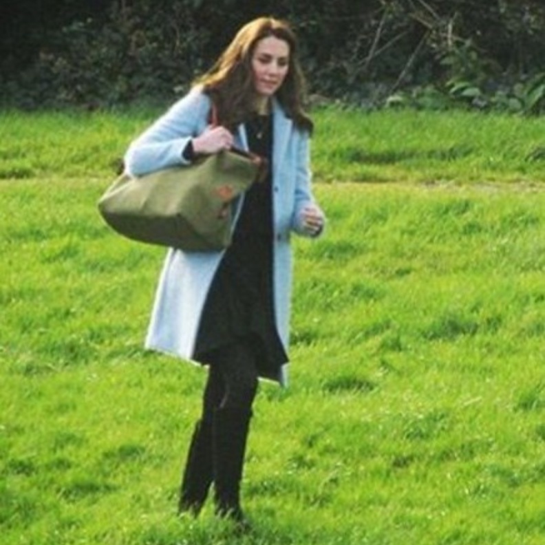  اعتمدته في إطلالة أخرى مع فستان أسود