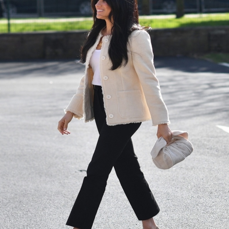  أناقة ميغان ماركل مع موضة الحذاء الجلدي وشنطة اليد العصرية والمعقودة من دار Rejina Kyo