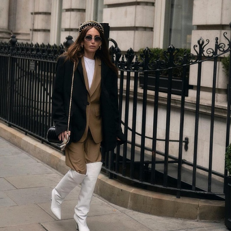 البوت الطويل الأبيض من صيحات الموضة الرائجة هذا الموسم