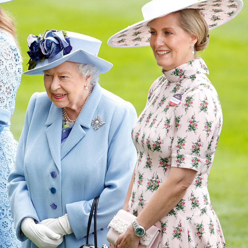 صوفي كونتيسة وسكس اشترت قميص نسائي لملكة بريطانيا