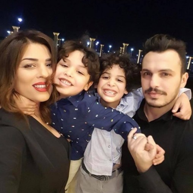 احمد ابراهيم وزوجته الأولى وابنائهما