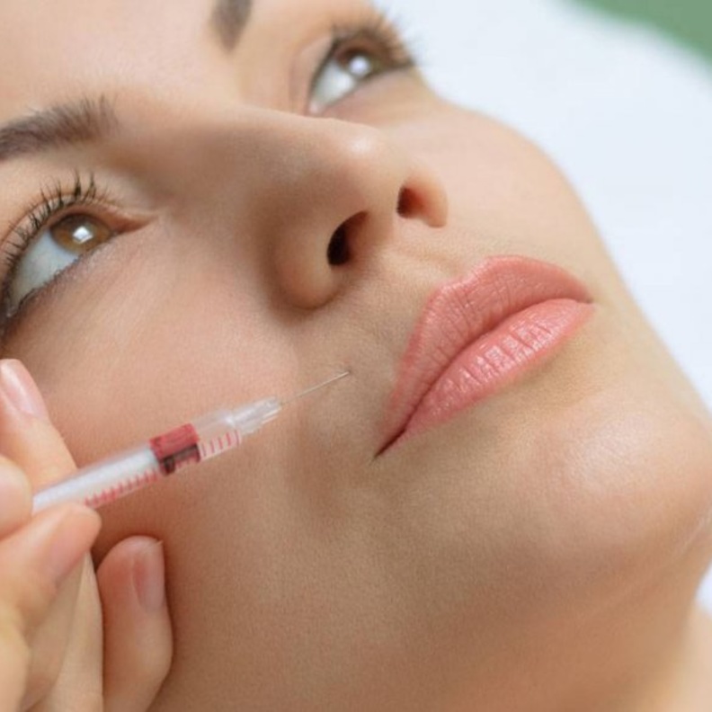 ما هي عملية حقن الدهون الذاتية في الوجه وأهم آثارها الجانبية