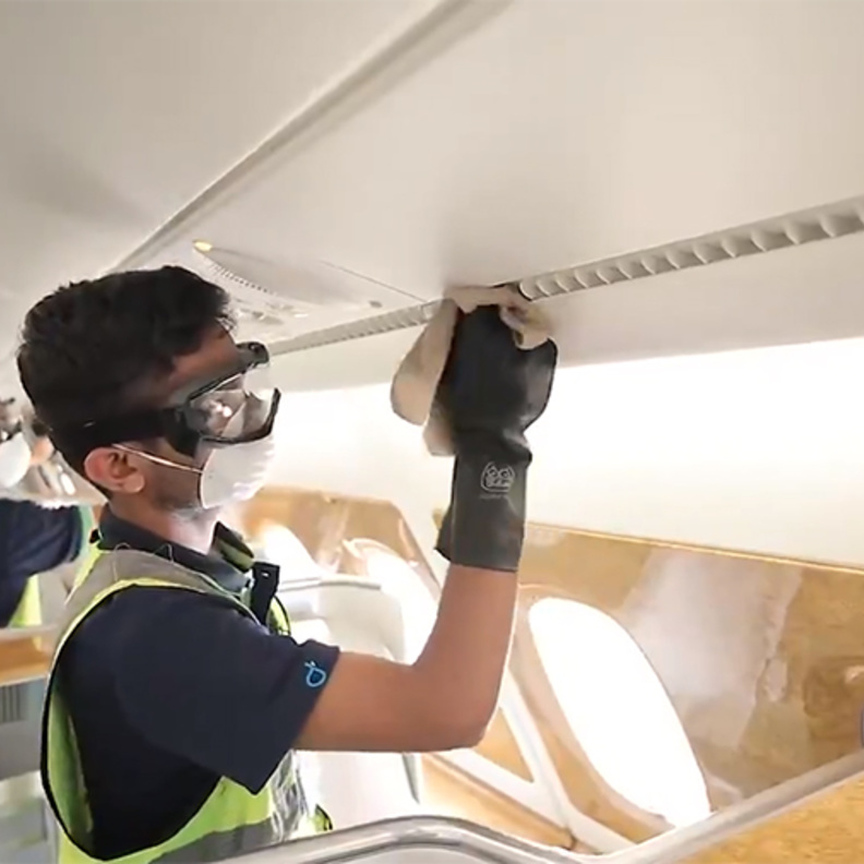 إجراءات احترازية من طيران الإمارات تتضمن التنظيف والتعقيم بصورة مكثفة وشاملة