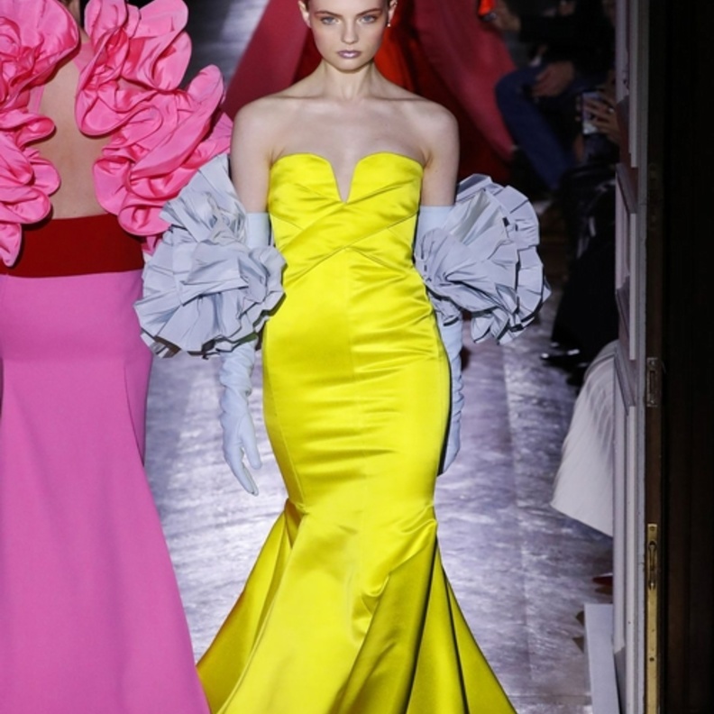 فساتين خطوبة ضيقة من تصميم valentino