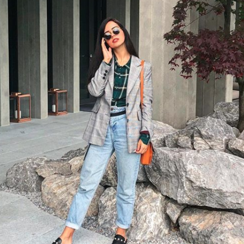 تنسيق في الجينز والبليزر اعتمدته عزة زعرور