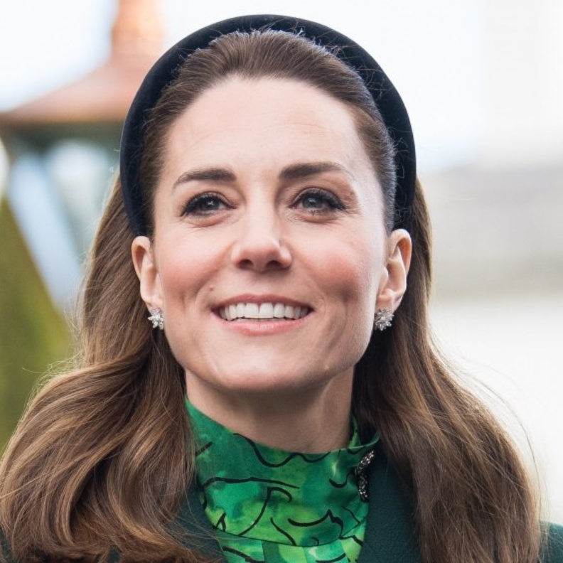 إطلالات الدوقة كيت ميدلتون الأخيرة مع اكسسوارات الشعر الشبابية