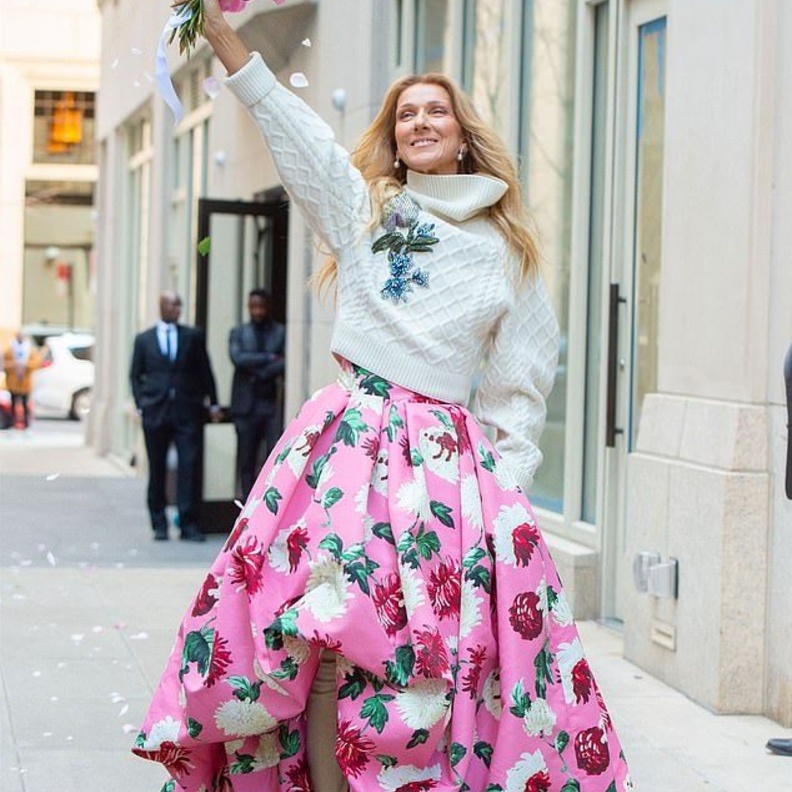 أكملت ديون الإطلالة بجزمة عالية الساق باللون الأبيض