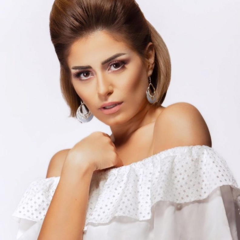 منة فضالي بالشعر الاسود