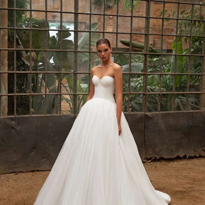 فساتين زفاف زاك بوسن بقصة الأميرات